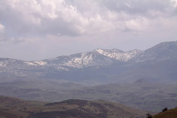Vista Sobre Colina Con Sendero Montaña Montañas Nevadas Fondo Hermoso — Foto de Stock