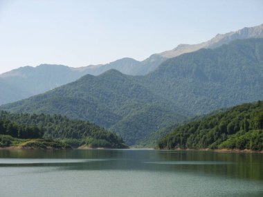 Orman ve dağın yanında güzel bir göl. Kuzey İran ormanları Guilan 'daki Dorfak Dağı yakınlarında..