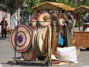 İran, Gilan, Rasht 07 05: 2019: Merkezi Rasht, Gilan, İran 'da el sanatları sergisi. Rasht şehir merkezinde el sanatları sergisi.