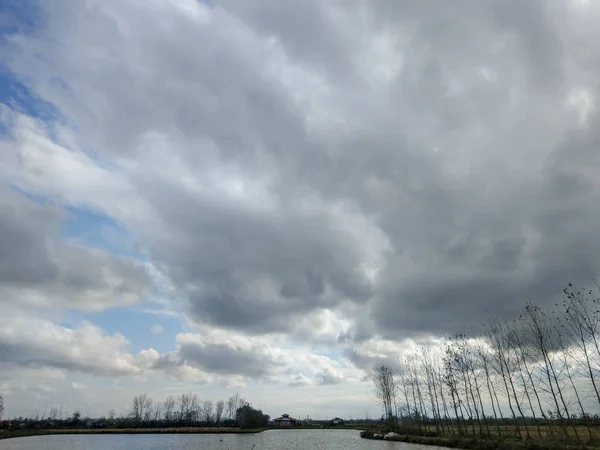 Cielo Nublado Lago Otoño Irán Vacaciones Día Nublado Junto Lago —  Fotos de Stock