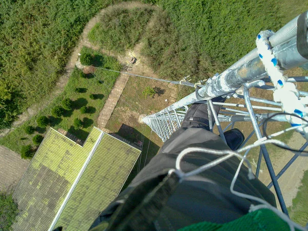 Engenheiro Trabalha Topo Uma Torre Irã Gilan — Fotografia de Stock