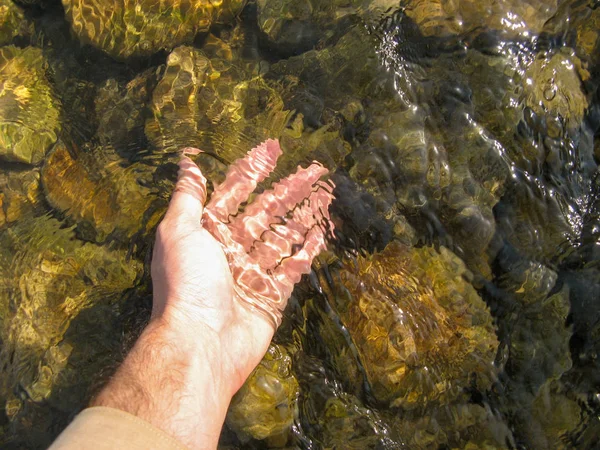 Toccare Acqua Del Fiume Con Mano Toccare Acqua Limpida Con — Foto Stock