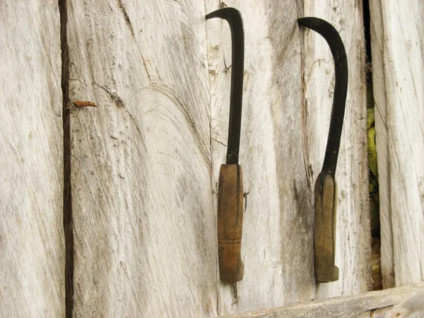 木制背景的古董镰刀 旧钢制镰刀套在收割的水稻上 伊朗的当地工具 农业工具 尘土飞扬和生锈的镰刀 靠近点 — 图库照片