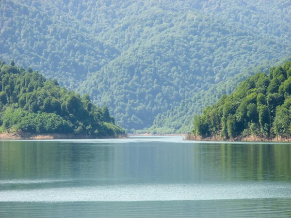 伊朗北部美丽的森林大坝 阳光明媚的湖水和森林 旅行时放松的地方 — 图库照片