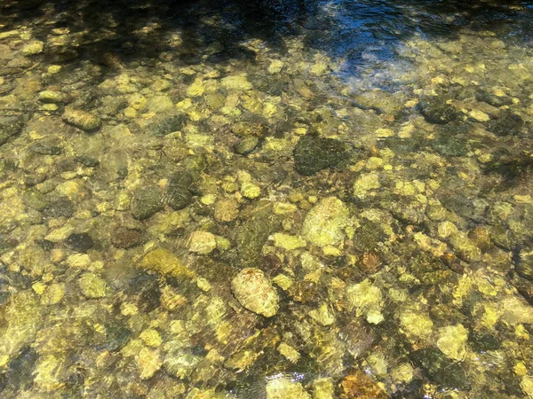 Czysta Rzeka Skała Pod Słońcem Kamienie Rzeczne Czystej Wodzie Rzecznej — Zdjęcie stockowe