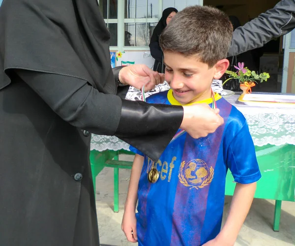 Rasht Gilan Irán 2019 Estudiante Feliz Consigue Trato Profesor Donación —  Fotos de Stock