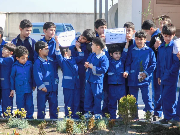 Los Estudiantes Reúnen Patio Escuela Con Uniforme Escolar Azul Tiempo — Foto de Stock