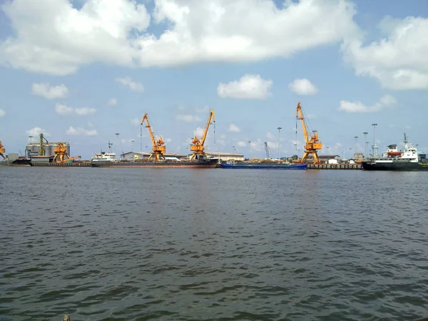 Anzali, Gilan, İran 05 05: 2019: Hazar Denizi 'ndeki Anzali limanında ticaret gemisi
