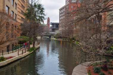 San Antonio Teksas Nehri Yürüyüşü, Usa. San Antonio Nehri 'nin kıyısında yürüme yolları.