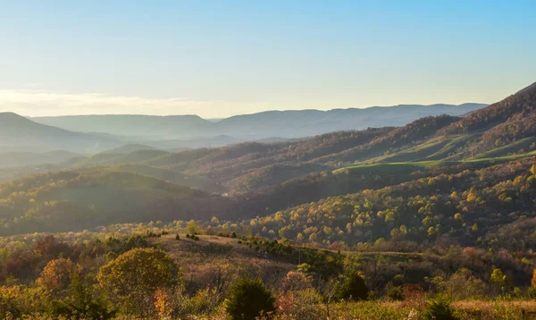 Sabahları Giles County, Virginia, Usa 'daki dağ gölünün güzel panoramik manzarası. Dağ manzarası .