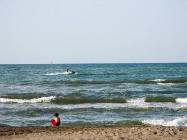 İran 'da yaz tatili boyunca Hazar sahilinde bebek.