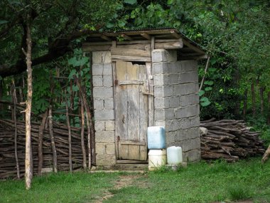 Kırsal yaşam tarzı, köy tuvaleti, tuvalet, tuvalet, tuvalet, tuvalet, mimari, doğa, eski, kırsal, banyo, ülke, tuvalet. Bahçedeki kırsal tuvalet tezgahları.. 