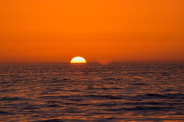 Beautiful Red Sunset Background Sea Beautiful Golden Sunset Reflecting — Stok fotoğraf