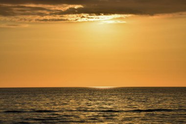 Güneşin denizin doğuşundaki yansıması.