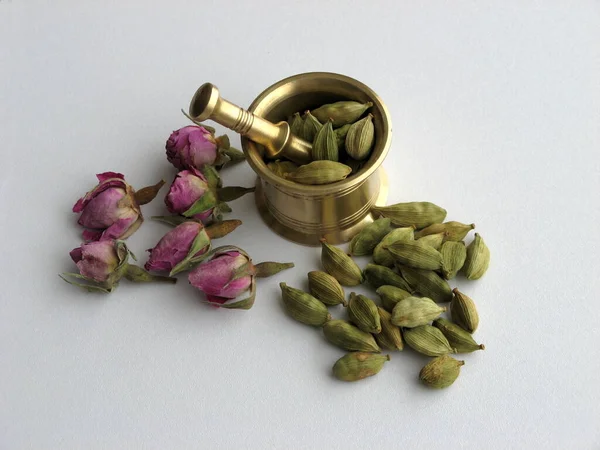 Hele Kardemom Peulen Mortel Met Achtergrond Bloemen Concept Aromatische Specerij — Stockfoto