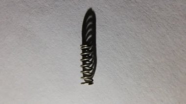 Beyaz arkaplandaki metal yaylar makro çekim Dönüyor