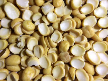 Sarı arkaplanlı kuru bezelye. Yatay. Kapat..