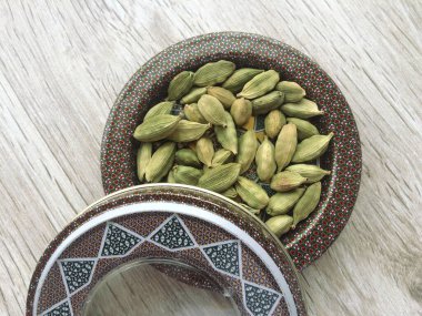 Mutfakta yemek pişirmek için arka planda bir kakule. Eski bir bitki tohumu kapsülü Zingiberaceae ailesine aittir..