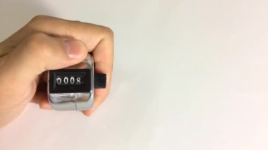 0 'dan 50' ye kadar el sayımı. Beyaz arkaplanda izole edilmiş el sayma makinesi..