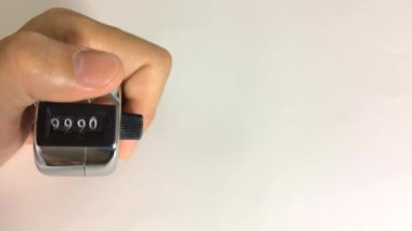 9999 'dan 0' a kadar el sayacı. Beyaz arkaplanda izole edilmiş el sayma makinesi..