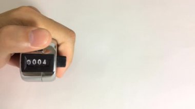 0 'dan 20' ye kadar el sayımı. Beyaz arkaplanda el sayma tuşu makinesi izole edildi.