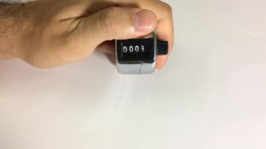 0 'dan 20' ye kadar el sayımı. Beyaz arkaplanda el sayma tuşu makinesi izole edildi.