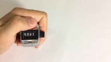 0 'dan 50' ye kadar el sayımı. Beyaz arkaplanda izole edilmiş el sayma makinesi..