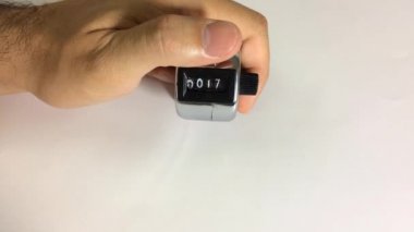 0 'dan 20' ye kadar el sayımı. Beyaz arkaplanda el sayma tuşu makinesi izole edildi.