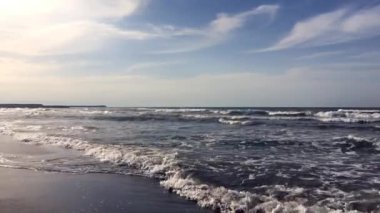 Deniz dalgalarında gün ışığı. Mavi gökyüzünün altında Hazar Denizi 'nin sessiz ve güzel dalgaları..