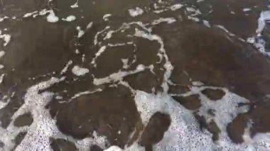Kumsalda deniz dalgaları. Hazar Denizi 'nin Pasifik Dalgaları..