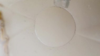 cam altında su rekor perspektifi dökülüyor. perspektif kamerası altında. Büyük bir cam konteynıra su dökerek. Glass Surface 'in altında. Bellow suyu