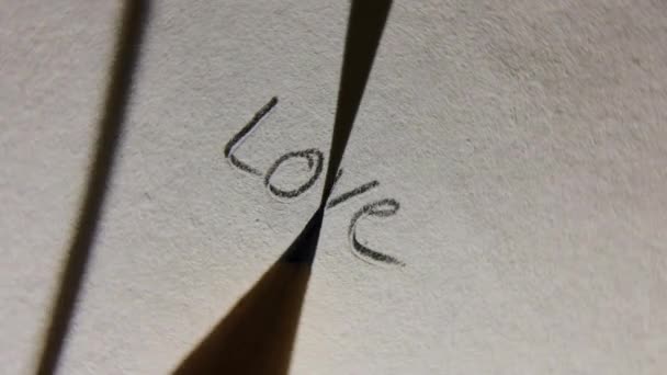 Escribir Amor Con Lápiz Papel Macro Disparo Giro Giratorio — Vídeos de Stock