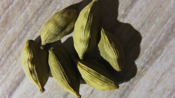 Cialde Cardamomo Verde Malta Ottone Macro Scatto Rotante Girante — Video Stock