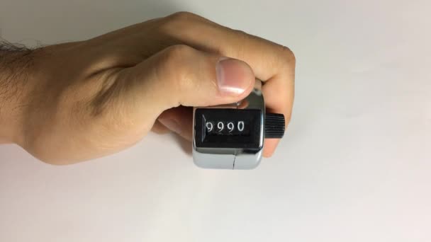 手控计数器计数从9999到0 手控计数器在白色背景下隔离 — 图库视频影像