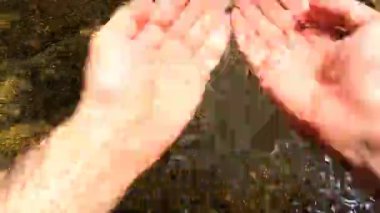 Nehir suyuna elinle dokun. Altındaki taşla temiz suya dokun, elinle suyun içinde oyna, elinle nehre dokun. Suyu elle toplayın