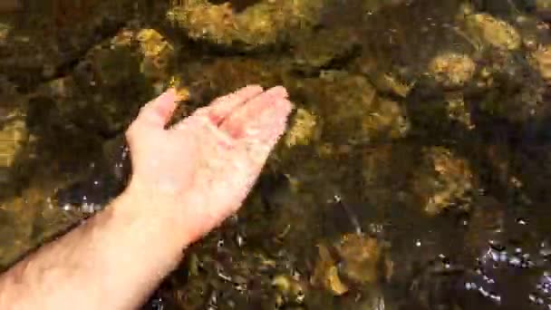 Soğuk Nehir Suyunda Oyna Altındaki Taşla Temiz Suya Dokun Elinle — Stok video