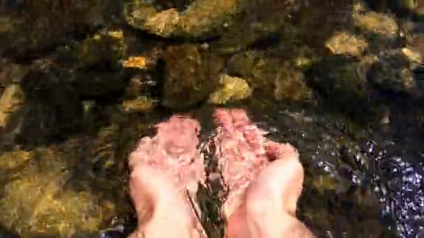 Mutați Mâna Apa Râului Atingeți Apa Limpede Piatră Sub Jucați — Videoclip de stoc