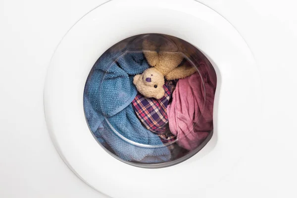 Wilde Karussellfahrt Fenstertür Der Waschmaschine Mit Wäsche Und Spielzeug Teddybär — Stockfoto