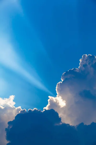Kleiner Sonnenstrahl Bis Zum Blauen Himmel Hinter Dunklen Wolken Kopierraum — Stockfoto