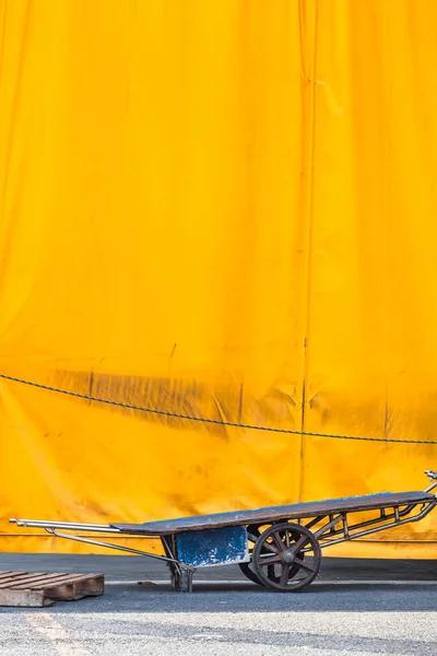 Fundo Encerado Amarelo Com Trole Velho Equipamento Transporte Pálete Jarda — Fotografia de Stock