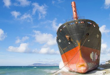 Karadeniz kıyısında büyük bir gemi karaya oturdu.