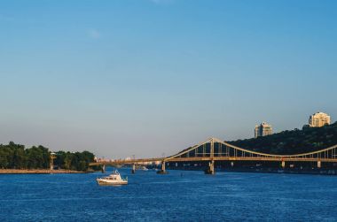 Dinyeper bir tekne ile Kiev köprüden