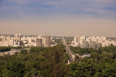 Güzel Kiev cityscape parlak yeşil ağaçlar, nehir dnepr ve Binalar üzerinde sol nehir kıyısında. Kiev, Ukrayna.