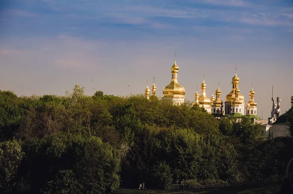 Hermoso paisaje urbano de Kiev con árboles verdes brillantes, dnepr río y edificios en la orilla izquierda del río. Kiev, Ucrania . — Foto de Stock