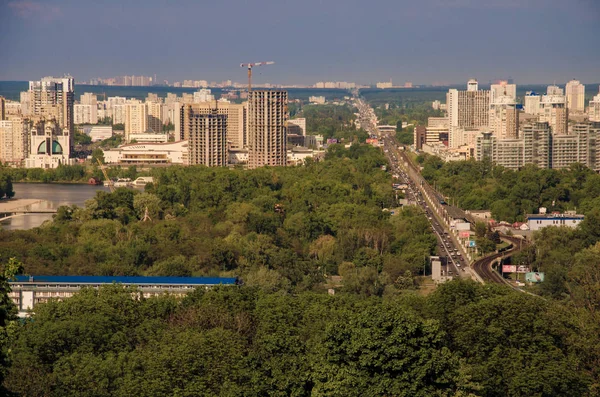 Beautiful Kiev cityscape with bright green trees, river dnepr and buildings on the left river bank. Kiev, Ukraine. — Stock Photo, Image