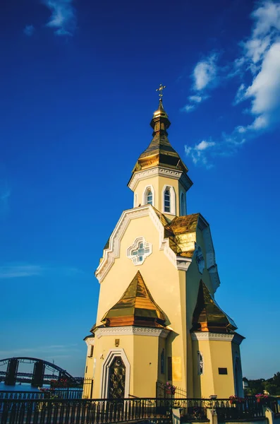 Kerk aan de kade van kiev Rechtenvrije Stockfoto's
