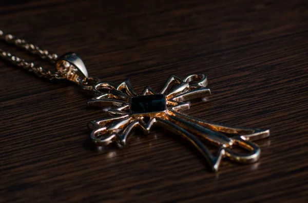 Parlak bir asma ile siyah bir arka plan üzerinde çapraz boyun