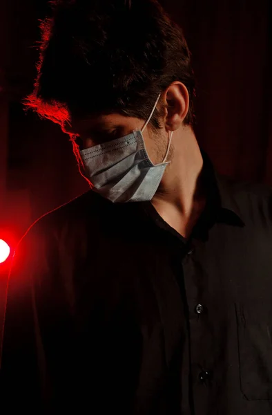 Médico Enmascarado Una Habitación Oscura Con Luz Roja — Foto de Stock