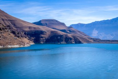 Çöl dağlarının arasında donmuş bir göl..