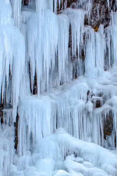 瀑布的水柱像长长的冰柱一样结冰了 冬季背景 — 图库照片
